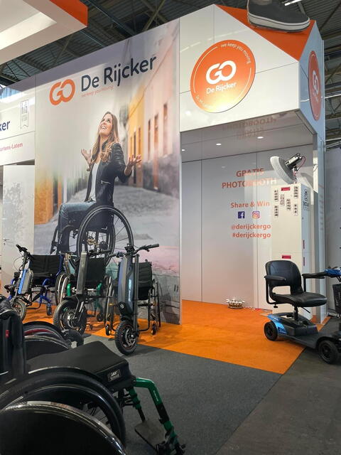 Standenbouw Present You_Reva beurs_beursstand